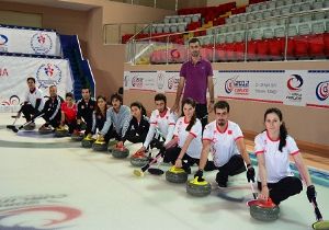 Curling seyirci bekliyor